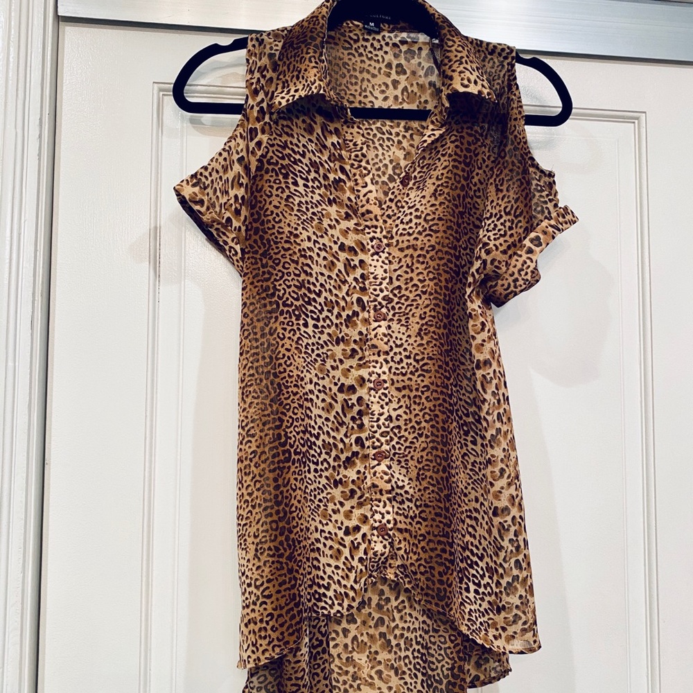 🚨SOLD 🚨 Classic Leopard Print Button Up Top